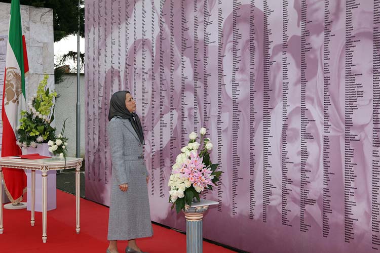 Maryam Radjavi visite une exposition sur 150 ans de lutte des femmes iraniennes pour la liberté et l'égalité