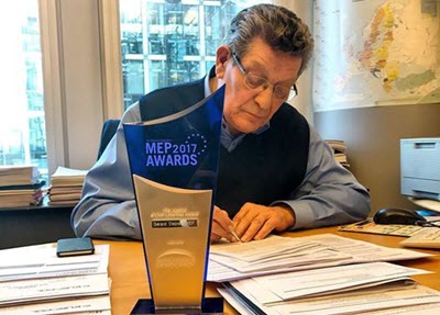Prix du Parlement Européen pour Gérard Deprez, le président des « Amis d'un Iran libre »