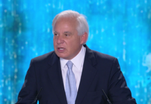 Le sénateur Torricelli lors de la fête du Nouvel An avec la Résistance iranienne : prenez position, prenez part à un Iran libre Le sénateur Torricelli lors de la fête du Nouvel An avec la Résistance iranienne : prenez position, prenez part à un Iran libre