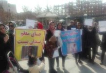 Iran – Rassemblement de protestation des enseignants, des ouvriers et des militaires retraités devant le parlement du régime des mollahs – vidéo Rassemblement de protestation des enseignants, des ouvriers et des militaires retraités devant le parlement du régime des mollahs - vidéo