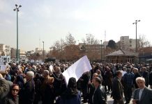 Iran : Protestation de milliers de retraités et de chauffeurs de bus à Téhéran – vidéo Iran : Protestation de milliers de retraités et de chauffeurs de bus à Téhéran