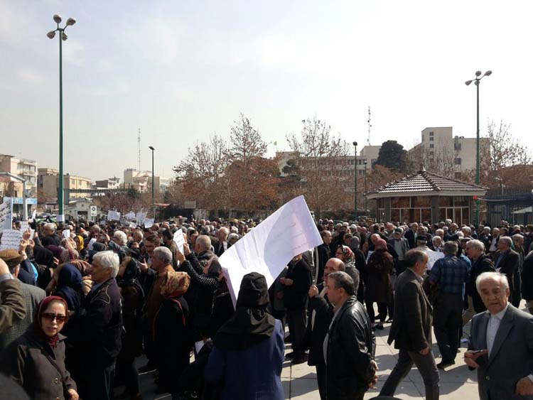 Iran : Protestation de milliers de retraités et de chauffeurs de bus à Téhéran