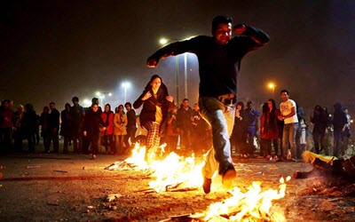 Lors de la traditionnelle « fête du feu », les Iraniens ont brulé des portraits de Khamenei et ont affronté les forces répressives du régime