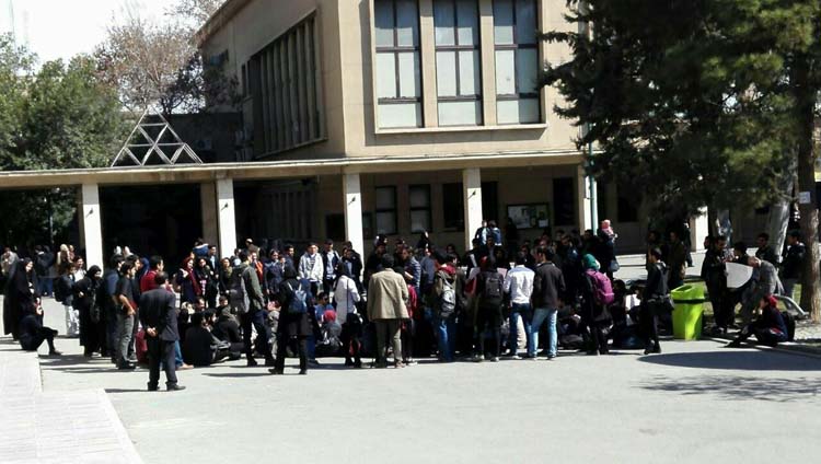 Protestation des étudiants de l’Université de Téhéran contre la privation de l’enseignement supérieur