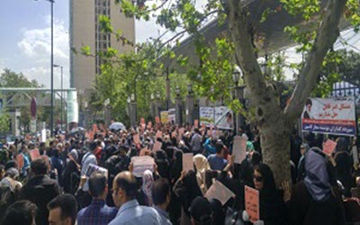 Iran : Les victimes d'une institution de crédit de l’Etat protestent contre l’incurie des autorités