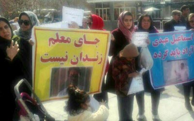 La journée des enseignants en Iran : un enseignant emprisonné en grève de la faim, un autre condamné pour avoir chanté dans une classe