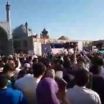 Iran – la foule interrompt Rohani à Ispahan par des cris de « Libérez les prisonniers politiques » – vidéo Iran - la foule interrompt Rohani à Ispahan par des cris de « Libérez les prisonniers politiques »