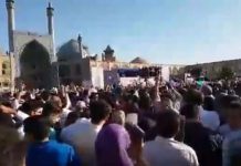 Iran – la foule interrompt Rohani à Ispahan par des cris de « Libérez les prisonniers politiques » – vidéo Iran - la foule interrompt Rohani à Ispahan par des cris de « Libérez les prisonniers politiques »