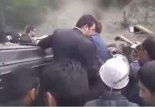 Iran : Des mineurs en colère attaquent la voiture de Rohani – Vidéo Iran : Des mineurs en colère attaquent la voiture de Rohani