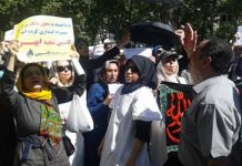 Iran – Manifestations des personnes arnaquées par la Caisse d’Épargne Caspienne appartenant aux Gardiens de la Révolution dans plusieurs villes du pays – vidéo Iran - Manifestations des personnes arnaquées par la Caisse d’Épargne Caspienne appartenant aux Gardiens de la Révolution dans plusieurs villes du pays - vidéo