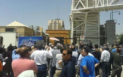 Les actionnaires d’une institution financière en faillite protestent dans plusieurs villes iraniennes