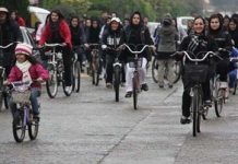 Les agents répressifs empêchent les femmes de faire du vélo en Iran Les agents répressifs empêchent les femmes de faire du vélo en Iran
