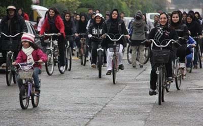 Les agents répressifs empêchent les femmes de faire du vélo en Iran