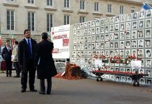Des députés s’informent de la situation des droits humain en Iran lors d’une exposition près du Palais Bourbon Des députés s’informent de la situation des droits humain en Iran lors d’une exposition près du Palais Bourbon