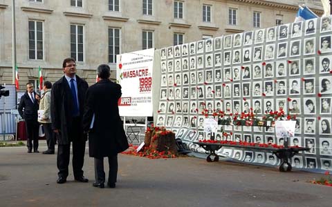 Des députés s’informent de la situation des droits humain en Iran lors d’une exposition près du Palais Bourbon