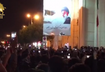 IRAN: La grand portrait de Khamenei renversé ; les réactions terrifiées des responsables du régime