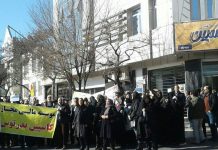 Des portraits de Khamenei brûlés; protestations contre la pauvreté et les pillages du peuple iranien – vidéos Des portraits de Khamenei brûlés; protestations contre la pauvreté et les pillages du peuple iranien - vidéos