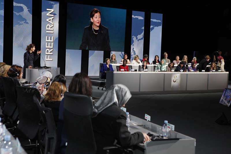 Les femmes sont en train de faire trembler la dictature iranienne - Ingrid Betancourt