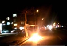 Les manifestants scandent : « mort à Khamenei », « mort au dictateur » et brûlent des portraits de Khomeini, Khamenei et Rohani