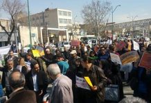 Iran : Manifestations des victimes des établissements financiers du régime avec le slogan ’’à bas Rohani, à bas Larijani’’ – vidéos