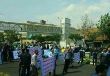 Téhéran : des ingénieurs manifestent devant le Majles (parlement des mollahs) Téhéran : des ingénieurs manifestent devant le Majles (parlement des mollahs)