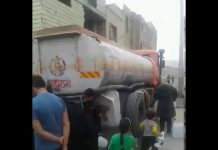 A ville de Sadr, beaucoup doivent aller chercher de l’eau potable à des robinets avec des bidons