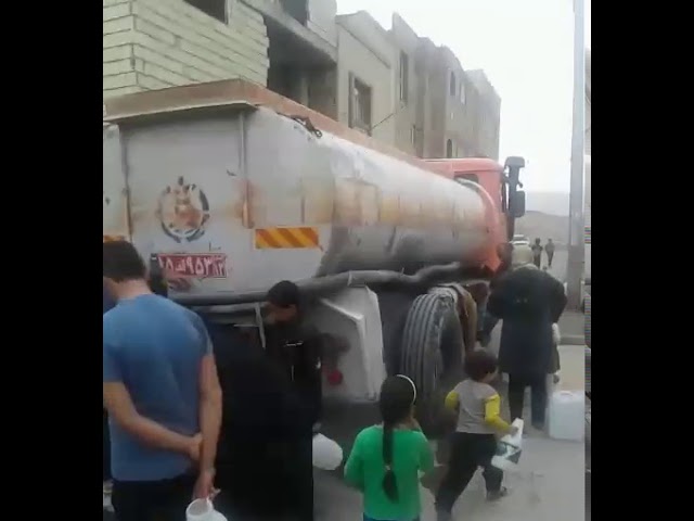 A ville de Sadr, beaucoup doivent aller chercher de l&rsquo;eau potable à des robinets avec des bidons
