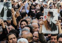 Vidéos – Funérailles de l’artiste populaire Nasser Malak Motiei avec le slogan « Mort au dictateur »