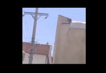La révolte de Kazeroun en Iran, un agent tirer sur les manifestants du haut du tribunal