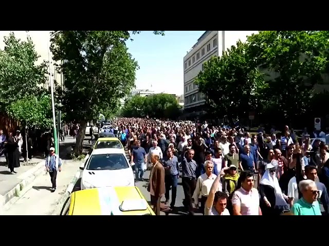 Les manifestants conspuent la radio TV d&rsquo;Etat aux funérailles de l&rsquo;acteur Iranien Nasser Malek Motiï