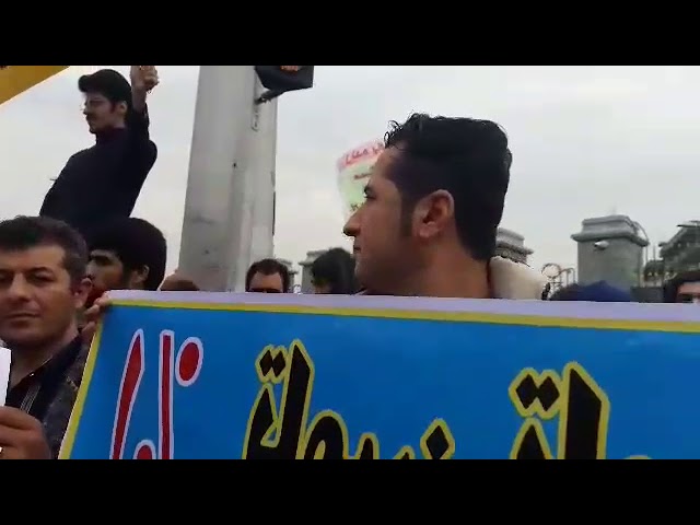 Iran, 1er Mai , les enseignants manifestent en face au Majlis (la parlement des mollahs) à Téhéran
