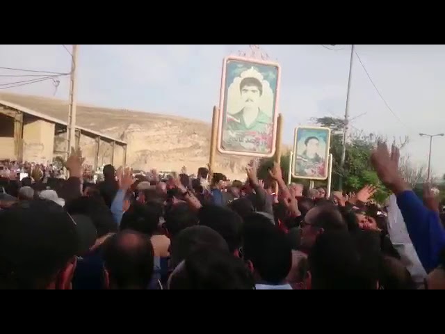 Iran, Kazeroun, le 23 mai, La cérémonie d&rsquo;enterrement de trois victimes de la répression
