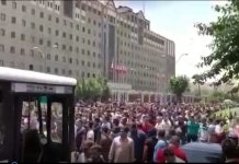 Vidéos / Iran : Manifestations massives et inédites des bazaris à Téhéran contre l’effondrement de la devise nationale et la cherté de la vie Iran démonstration devant majlis