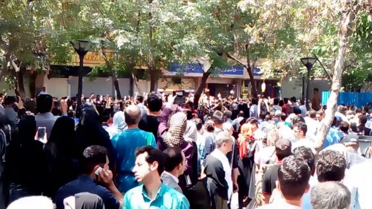 Iran, le 25 juin,Téhéran Une grande partie du Bazar  est en grève devant Majlis