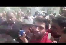 Iran, Abadan, le 24 juin les manifestants fustigent un député du régime des mollahs