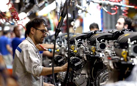 Iran : 450 000 ouvriers de l’industrie automobile sur le point d’être licenciés