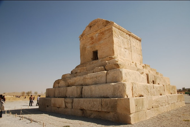 Les Iraniens défient le régime pour rendre hommage à Cyrus le Grand