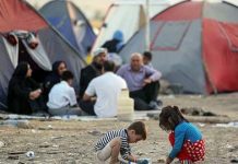 Des milliers de personnes vivent toujours dans des tentes en Iran un an après le séisme de Kermanshah Des milliers de personnes vivent toujours dans des tentes en Iran un an après le séisme