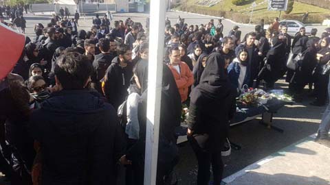 Iran : Les étudiants protestent et scandent mort au dictateur