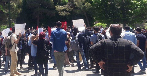 Des étudiants manifestent dans le campus à Téhéran contre les restrictions imposées aux iraniennes