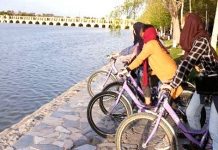 Iran : Le régime interdit aux femmes de faire de la bicyclette à Ispahan Iran : Le régime interdit aux femmes de faire de la bicyclette à Ispahan