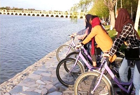 Iran : Le régime interdit aux femmes de faire de la bicyclette à Ispahan