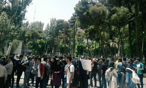 Des étudiants en colère manifestent en Iran