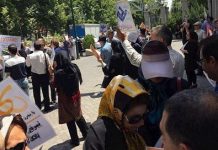 Les clients des établissements de crédit iraniens continuent de protester contre les investissements pillés Les clients des établissements de crédit iraniens continuent de protester contre les investissements pillés