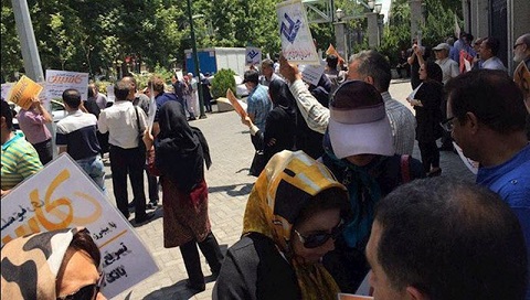 Les clients des établissements de crédit iraniens continuent de protester contre les investissements pillés