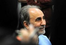 Un ancien responsable iranien boit du thé avec les policiers après s’être rendu pour le meurtre de sa femme Un ancien responsable iranien boit du thé avec les policiers après s'être rendu pour le meurtre de sa femme