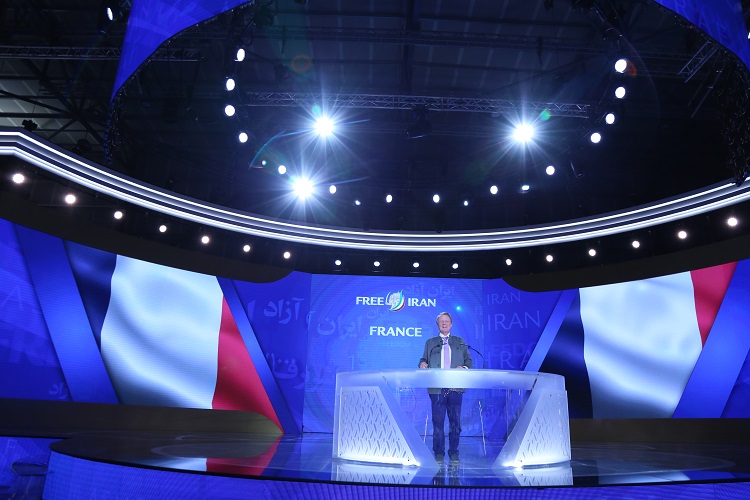 Nous sommes prêts à délivrer le peuple iranien de cet affreux système religieux en Iran - Bernard Kouchner