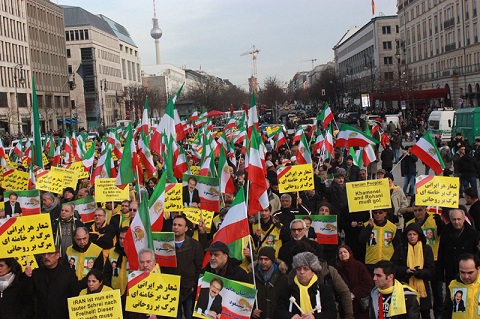 Les partisans d'un Iran libre manifestent samedi à Berlin