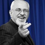 Javad Zarif sourit face aux caméras pendant que le régime des mollahs torture les dissidents