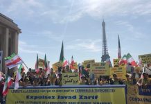 Vidéo – Les Iraniens se rassemblent pour protester contre la visite de Javad Zarif à Paris Les Iraniens se rassemblent pour protester contre la visite de Javad Zarif à Paris
